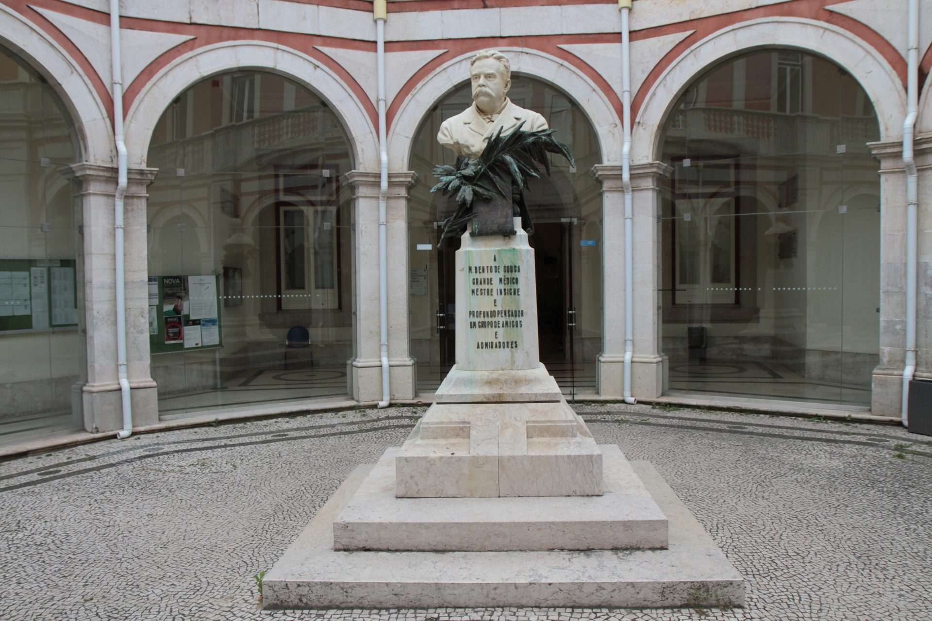 Manuel Bento de Sousa's bust, NOVA Facultade de Ciencias Medicas, Lisbon - 02.JPG
